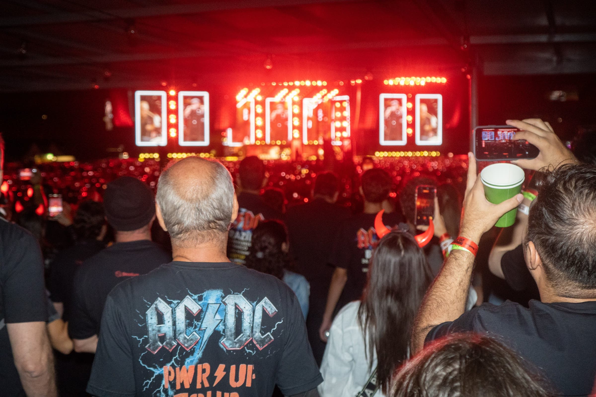 Vista do palco a partir do camarote, com o público da pista ao fundo.