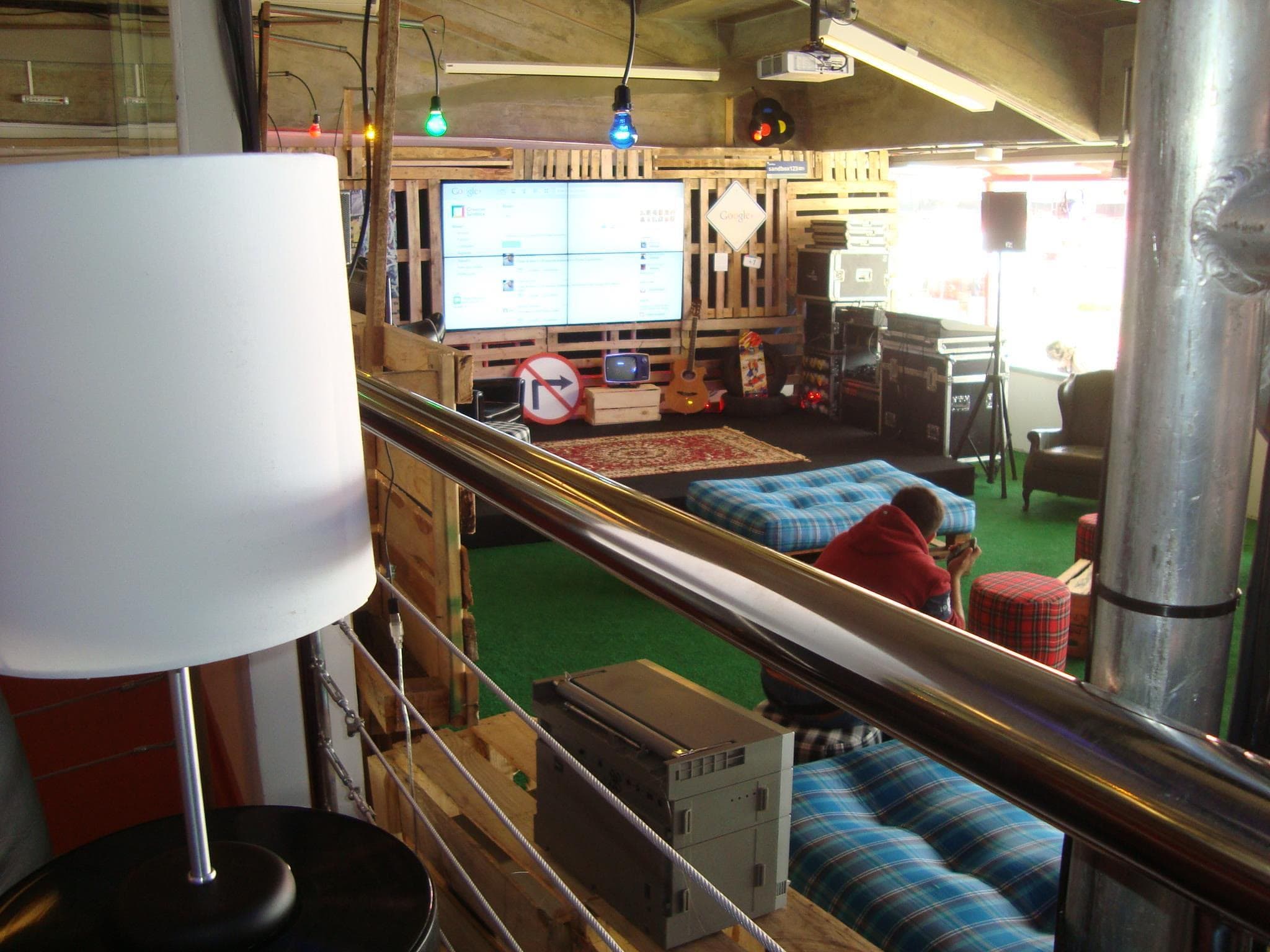 Outro ângulo do lounge construído para o camarote privado do Google.