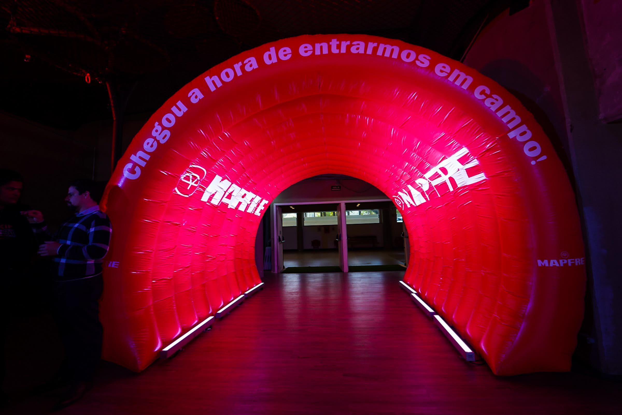Outro ângulo da estrutura montada para o Mapfre Inspira 2025 no estádio.